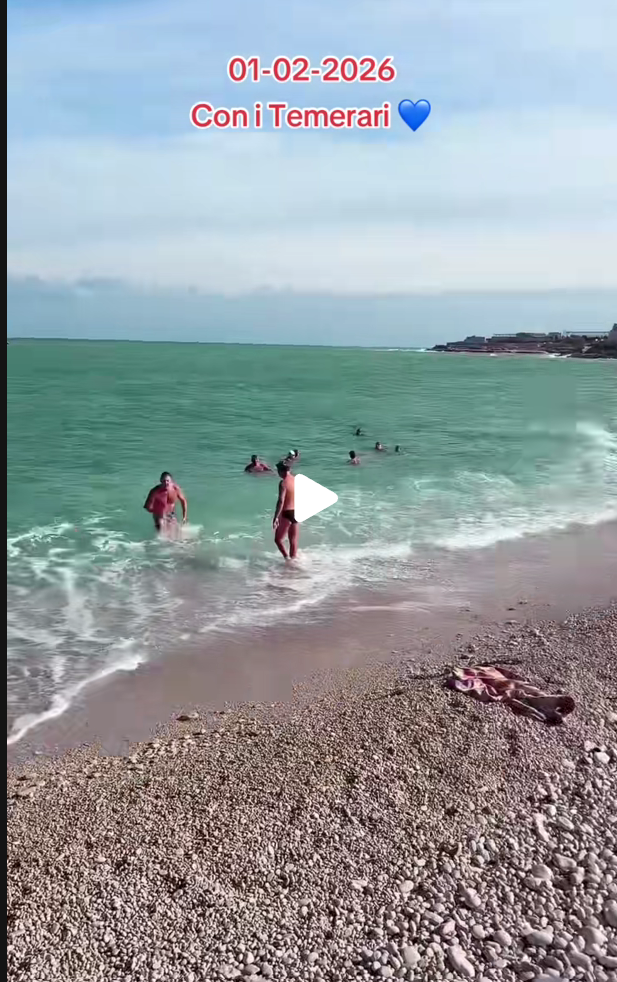 Marco Mare esce dal mare insieme ai temerari alla Prima Spiaggia di Bisceglie il 1 febbraio 2026