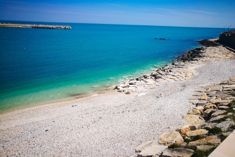 Spiaggia di ciottoli con acqua turchese