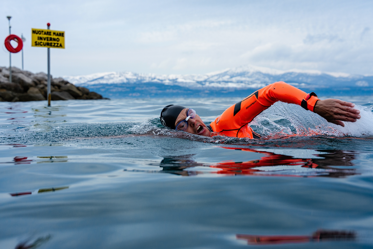 Nuotare in mare d'inverno in sicurezza: guida completa